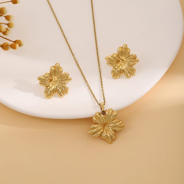 07f6d3b7-293b-47f7-af76-ce15982925a4.jpg Geometric Leaves Texture Flower Love Heart Earrings And Necklace Set