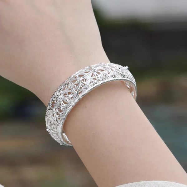 Women's Hollow-out Wide-faced Filigree Bracelet