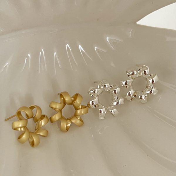 Fashion Jewelry Trendy Circle Twists Stud Earring For Women Simple Temperament Hyperbole Gold Color Ear Daily Wear Jewelry Party Gifts