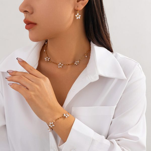 Stringed Pearls Flower Pendant Bracelet