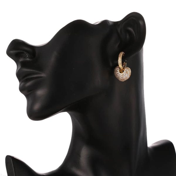 Micro-set zircon peach heart ear clip earrings