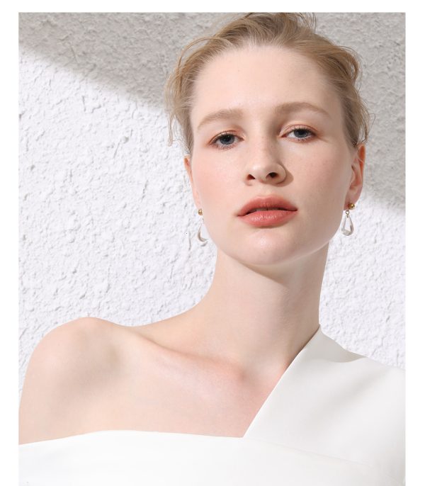 Transparent drop earrings