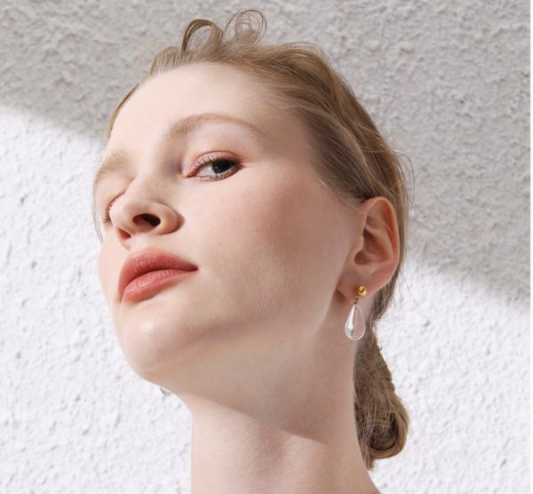 Transparent drop earrings