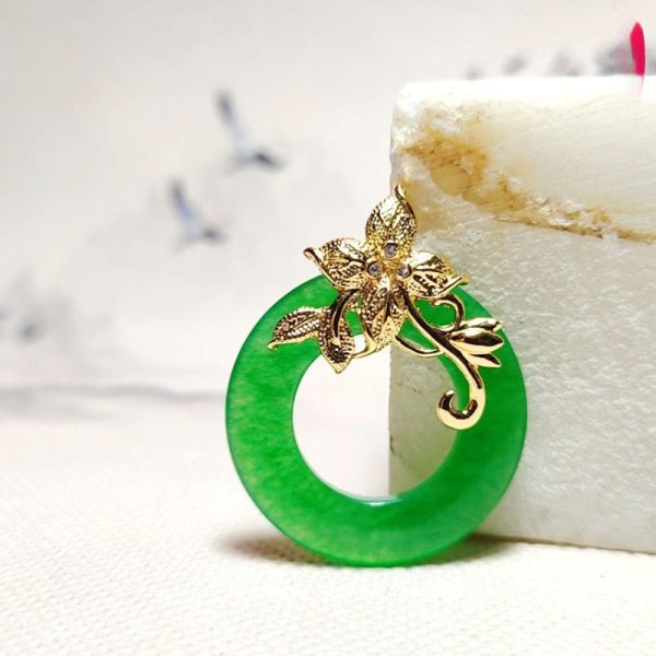 Emerald Inlaid Emerald Quartz Rock Jade Necklace