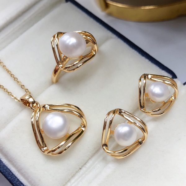 Simple And Exquisite Freshwater Pearl Necklace Suit