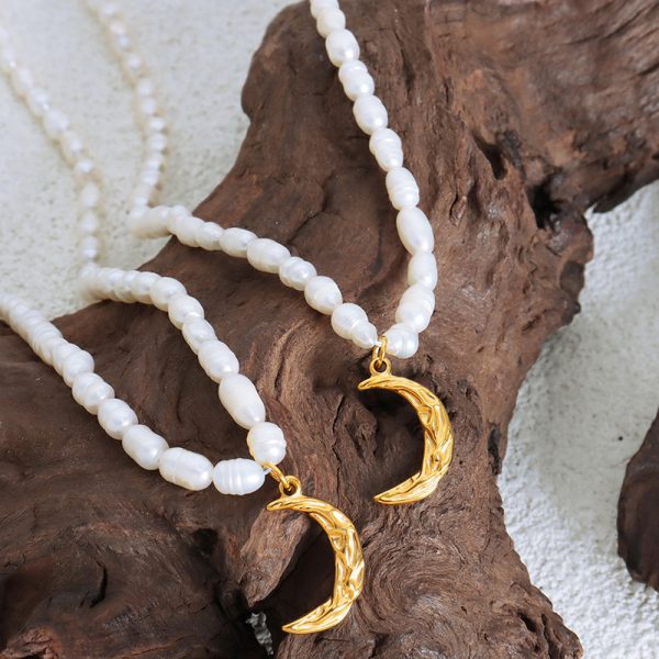 Cold Wind Pleated Texture Moon Freshwater Pearl Necklace