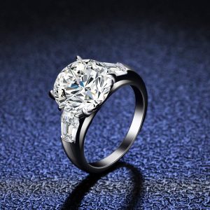 Classic Four-claw S925 Silver Ring 5 Karat Moissanite