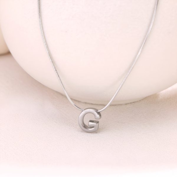 45ea4d85-3fbb-4bd3-8e6e-3e18e90e4a9d.jpg 18k Gold Titanium Steel Necklace With 26 English Letters