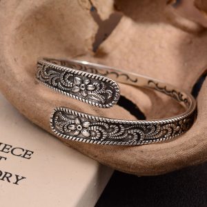 Fashion Retro Embossed Tang Grass Pattern Flower Bracelet For Women