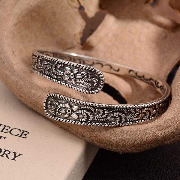 Fashion Retro Embossed Tang Grass Pattern Flower Bracelet For Women