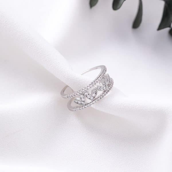 Stone heart-shaped ring student