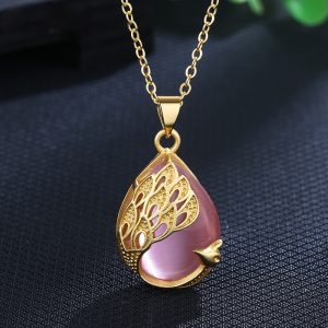 Women's Fashionable Green Chalcedony Necklace With Imitation Simple Crystal Peacock Pendant