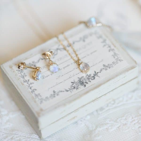 Fashionable Natural Elongated Stone Necklace