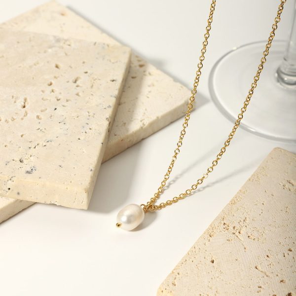 Freshwater Pearl Pendant High-grade 18k Golden Clavicle Chain Women's Fashion Necklace Ornament