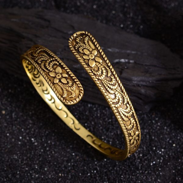 Fashion Retro Embossed Tang Grass Pattern Flower Bracelet For Women
