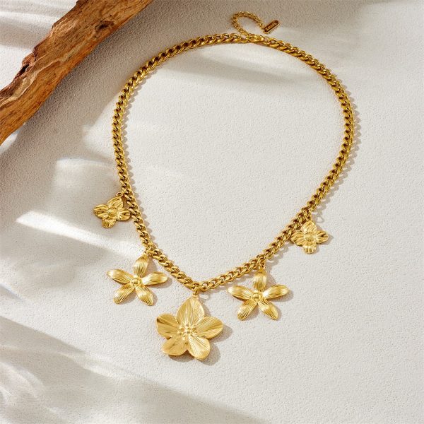 73e6fb8a-983e-4bac-a7a4-22f272fab7cf.jpg New Entry Lux Elegant Gold-plated Stainless Steel Five Petal Flower Necklace For Women