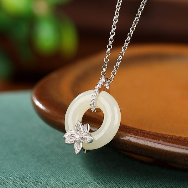7d0976d8-0304-4b84-a54e-f91a96ad0a17.jpg S925 Sterling Silver Gold Plated Hetian Jade Flower Peace Buckle Set Chain Simple Retro