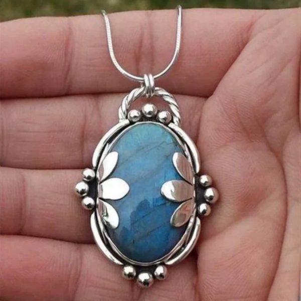 8a0101b2-317e-439e-a468-57c65ba5c724.jpg Retro Oval Embedded Blue Gem Pendant Personalized Clavicle Chain