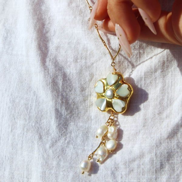 Female Flower Pendant Freshwater Pearl Necklace