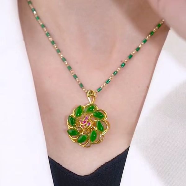 Lucky Flower Pendant Necklace For Women