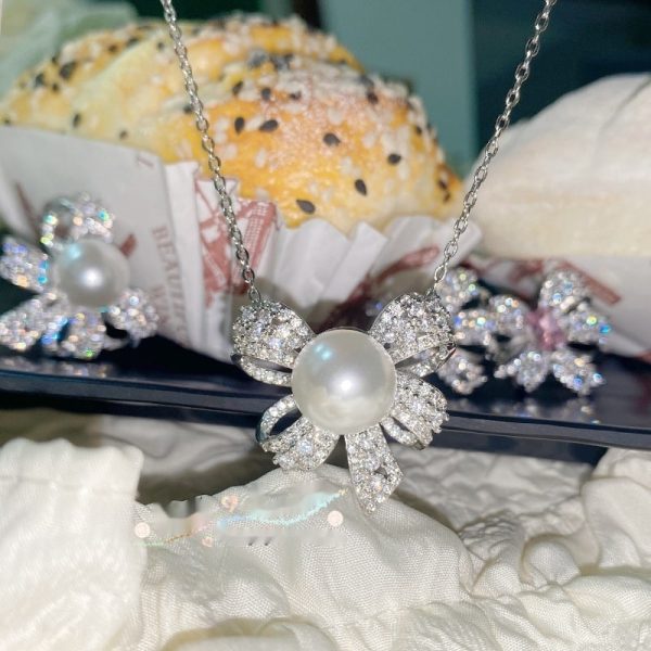 Jewelry Personality Butterfly Necklace Female Plated 18K Pendant Emerald
