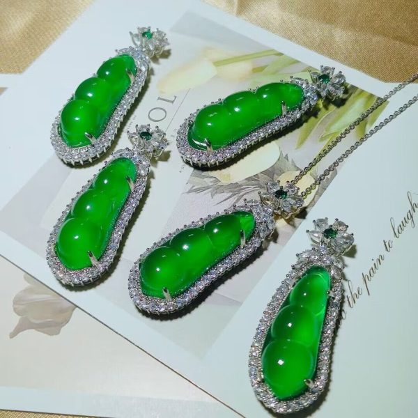 Silver Plated Inlaid Emerald Green Chalcedony Fu Dou Pendant Green Agate Women's Necklace