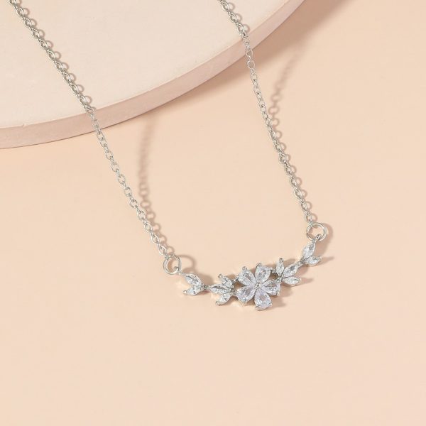 O1CN010P2crY2AceINqQgo1_2219667728224-0-cib.jpg Original Design Copper Hand Inlaid Horse Eye Flower Pendant Choker