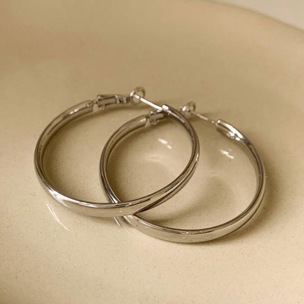 O1CN010mAwio1UTkaaRoYfz_2128902519-0-cib.jpg Metal Circle Ear Ring Unique Graceful Earrings