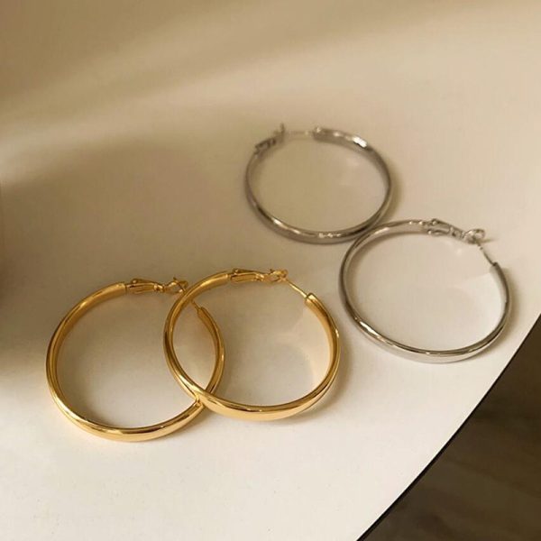 O1CN01I904jm1UTkagABy2s_2128902519-0-cib.jpg Metal Circle Ear Ring Unique Graceful Earrings