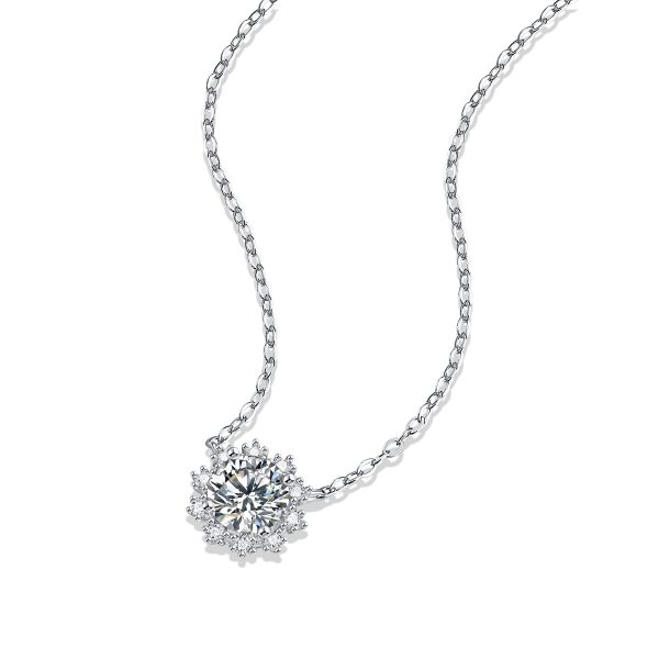 Snowflake Pendant Necklace Inlaid With Moissanite