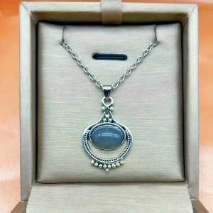 Vintage Pattern Oval Gemstone Pendant Necklace Fashion Special Interest Light Luxury