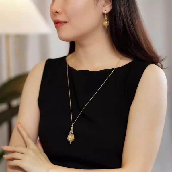 Retro Court Style Net Pocket Gold Plastic Bead Necklace