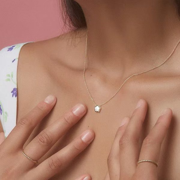 White Mother Shell Flower Necklace