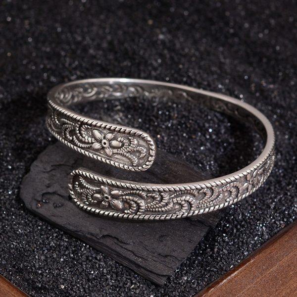 Fashion Retro Embossed Tang Grass Pattern Flower Bracelet For Women