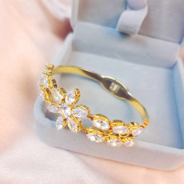 Japanese And Korean New Zircon Flower Titanium Steel Bracelet For Women