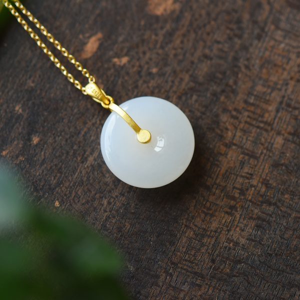 Simple Female White Stone Pendant Necklace