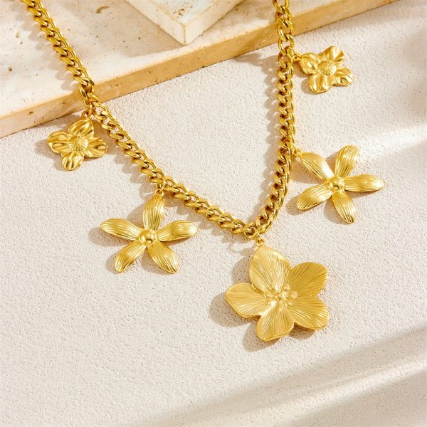 b71a48fd-2581-48cb-9a64-a0a1a8ff4198.jpg New Entry Lux Elegant Gold-plated Stainless Steel Five Petal Flower Necklace For Women