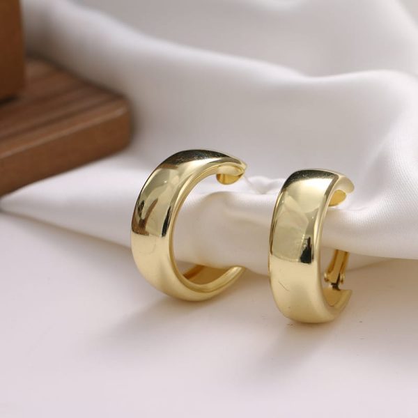 bcd57560-d782-4b64-964d-5bbc735b037d.jpg Temperament Small Circle Earrings Set Creative Cold Wind Pearls