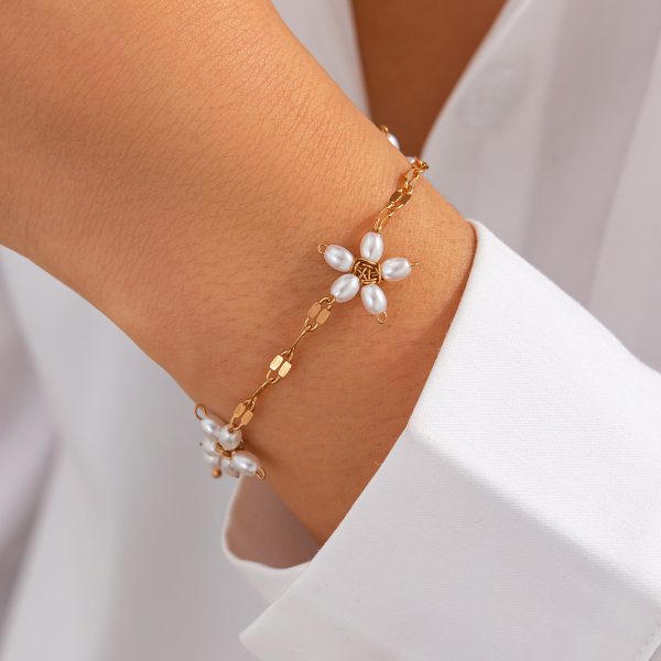 Stringed Pearls Flower Pendant Bracelet