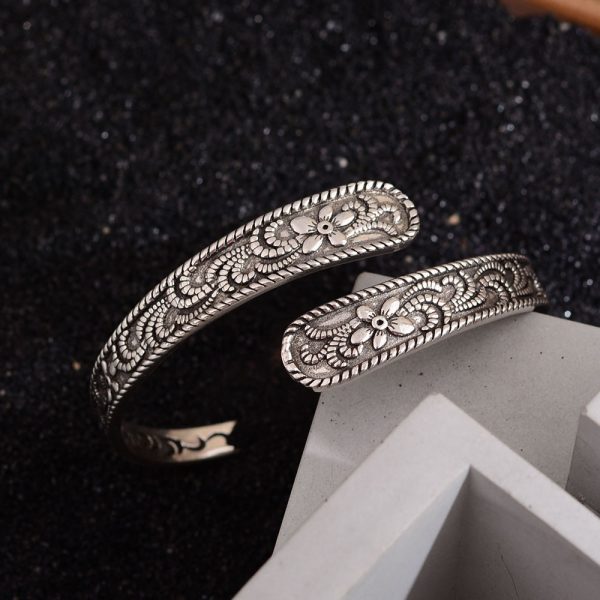 Fashion Retro Embossed Tang Grass Pattern Flower Bracelet For Women