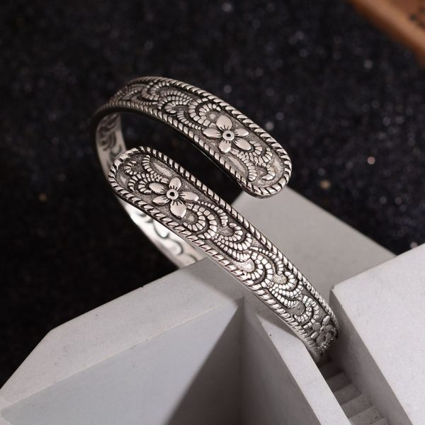 Fashion Retro Embossed Tang Grass Pattern Flower Bracelet For Women