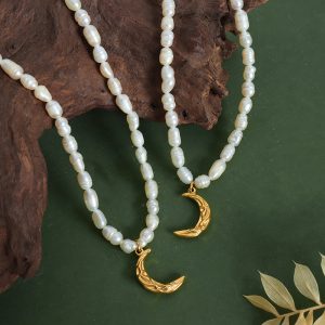 Cold Wind Pleated Texture Moon Freshwater Pearl Necklace