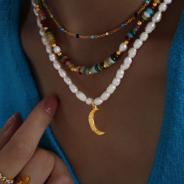 Cold Wind Pleated Texture Moon Freshwater Pearl Necklace