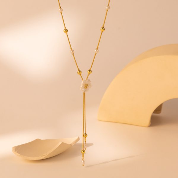 e1c26083-2eb4-46e0-b381-e9b838bbb749.jpg Resin All-match Flowers Asymmetric Tassel Pendant Necklace