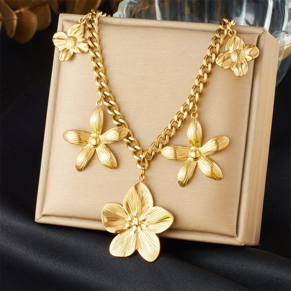 f42bb220-10b9-47ee-9ad7-7cbe522c99ef.jpg New Entry Lux Elegant Gold-plated Stainless Steel Five Petal Flower Necklace For Women