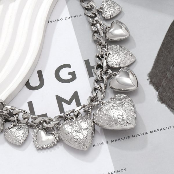 f9d4763a-3d52-4b25-b965-9908ae58fd06.jpg Luxury Style Carved Heart Pendant Necklace
