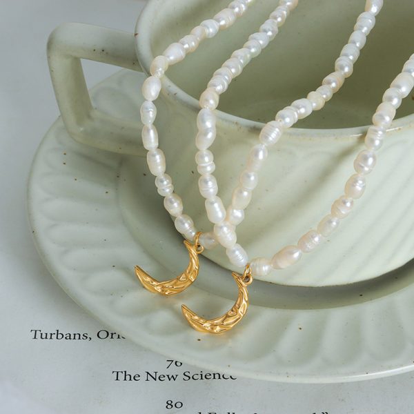 Cold Wind Pleated Texture Moon Freshwater Pearl Necklace