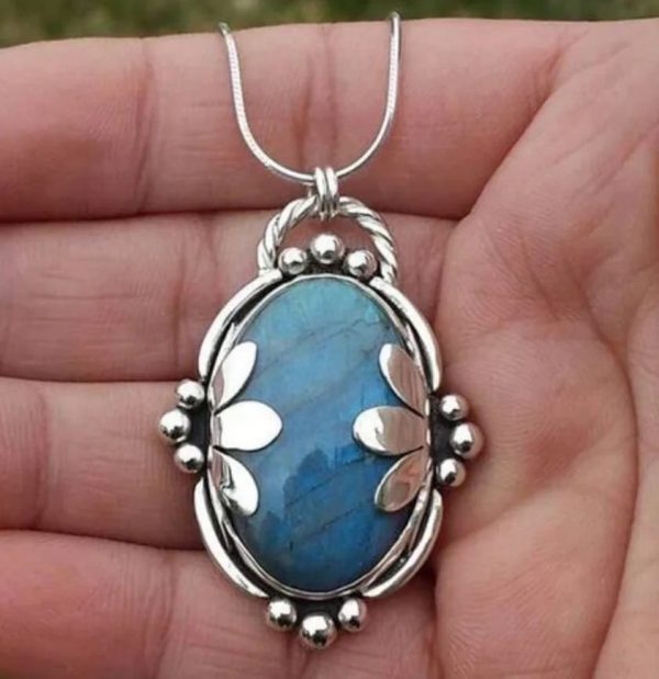 fc462cff-dd5c-4671-b6ee-e2277da6d6e1.jpg Retro Oval Embedded Blue Gem Pendant Personalized Clavicle Chain